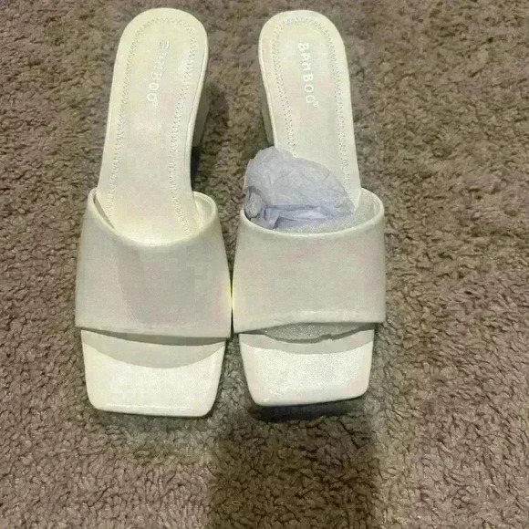BAMBOO Shoes - Brand new white heels
